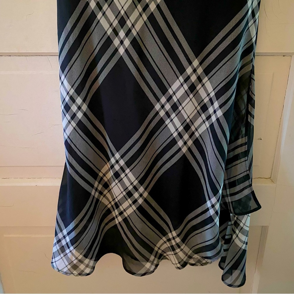Beautiful black & white dress. Made in spain. See pictures for details. - Picture 4 of 14